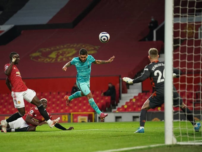 5 điểm nhấn Man Utd 2-4 Liverpool: Khoảng trống chết người; Vũ điệu Bobby ẩn mình trở lại