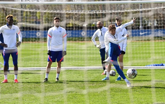 Kante cực hài hước trong buổi tập trước trận đấu với Porto khiến fan cười ’rớt mồm’