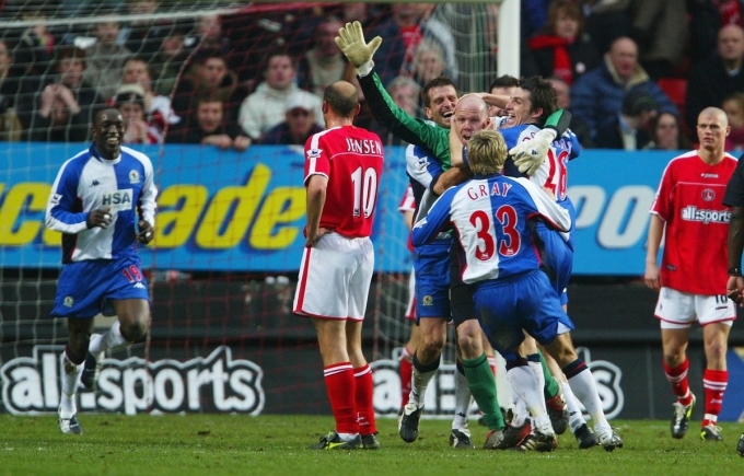 Trước Alisson, Premier League đã từng chứng kiến 5 thủ môn ghi bàn không tưởng