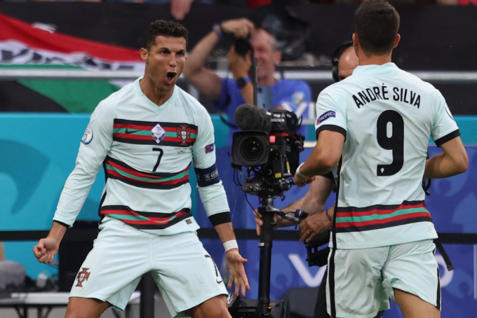 Bóp ngẹt đối thủ, Ronaldo xác lập lịch sử ngày ra quân