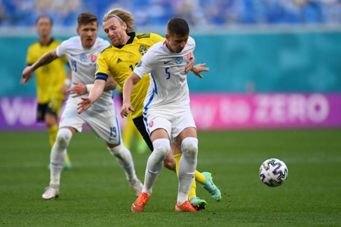 Thắng nhọc Slovakia, Thụy Điển hâm nóng cuộc đua tại bảng E