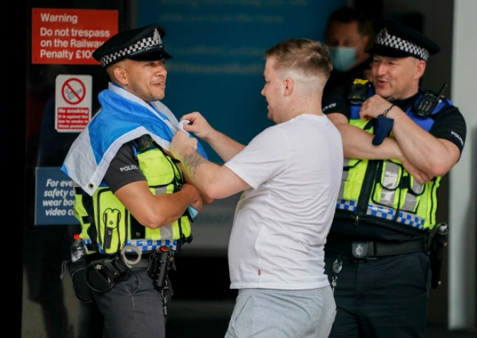 CĐV Scotland chơi trò ”cù nhây” với cảnh sát Anh, quậy banh khắp London