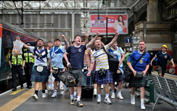 CĐV Scotland chơi trò ”cù nhây” với cảnh sát Anh, quậy banh khắp London