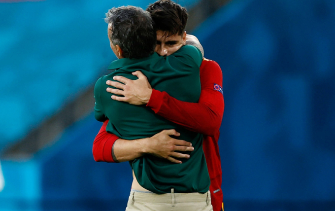 Ghi bàn thắng đầu tiên ở EURO 2021, Morata có hành động vô cùng cảm động