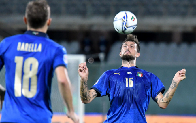 Trung vệ tuyển Italia ’khoái’ kèm Ronaldo hơn Lukaku