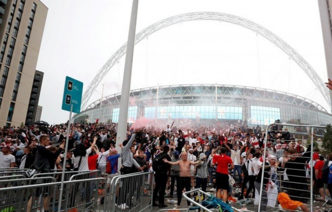 Để xảy ra hàng loạt sự cố ở EURO, Sân Wembley vẫn nhận ưu ái đặc biệt từ UEFA