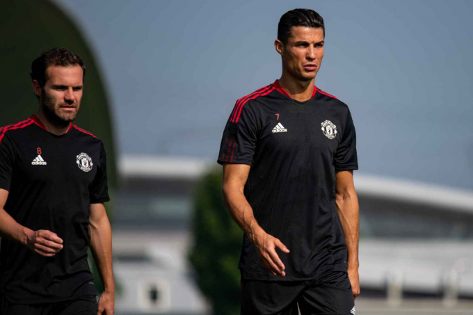 Chùm ảnh: Ronaldo chính thức có buổi tập luyện đầu tiên cùng Man United