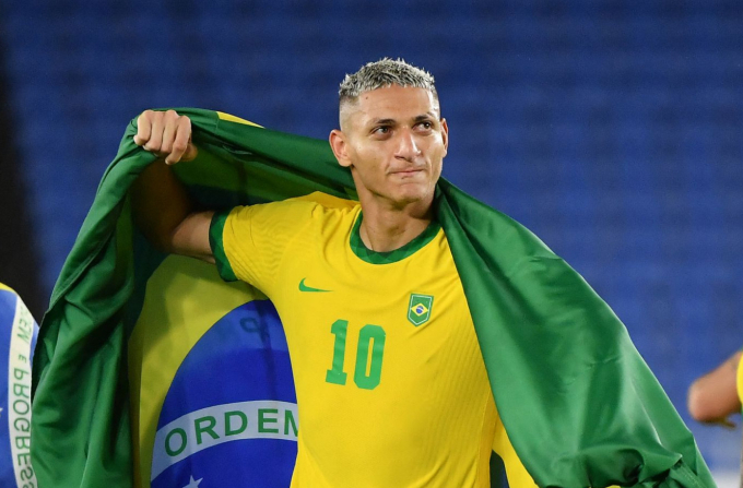 Brazil chơi rắn, 10 ngôi sao châu Mỹ bị cấm ra sân tại Ngoại hạng Anh