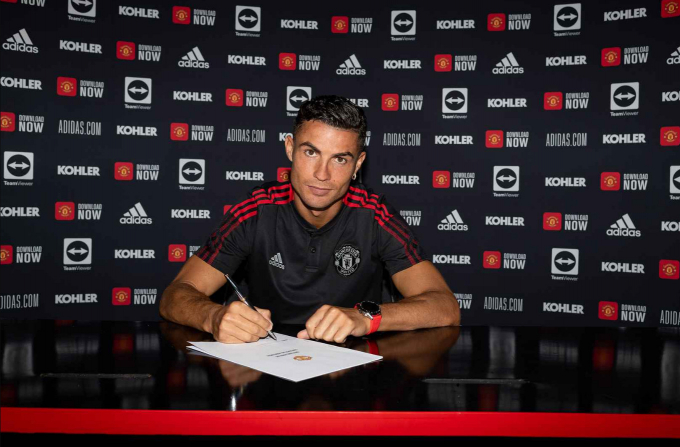 Cristiano Ronaldo ký hợp đồng với Man United, sẵn sàng đối đầu Newcastle United