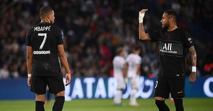 Mbappé bị ”bắt dính” khoảnh khắc trách móc Neymar