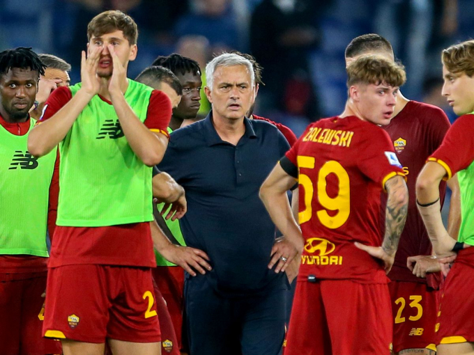 Mourinho phát điên, đổ tội trọng tài và VAR phá huỷ trận derby thành Rome