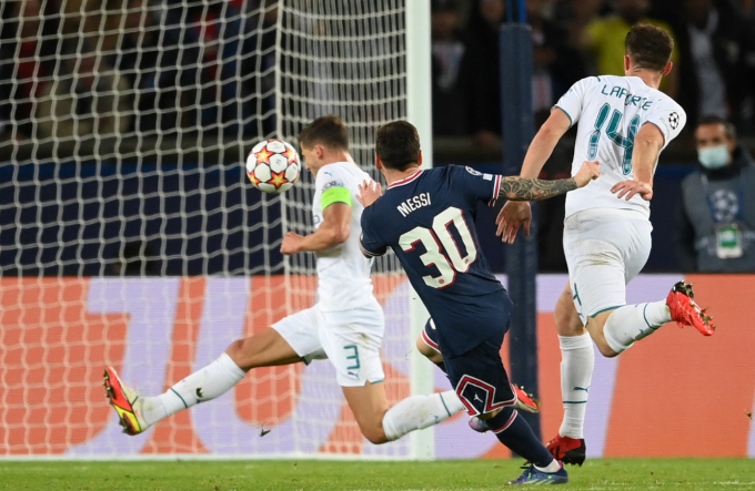 Ferdinand và Hargreaves ”lên cơn tăng xông” khi thấy Messi nằm lê lết trên sân