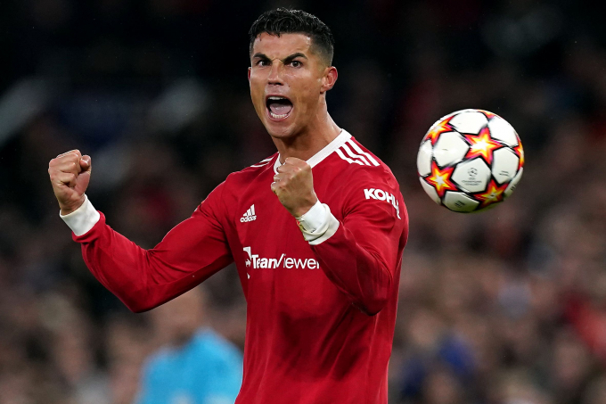 Cứu rỗi MU, Ronaldo xô đổ loạt kỷ lục, ghi danh lịch sử Champions League