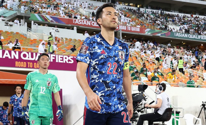 Trung vệ đội trưởng Nhật Bản bỏ phỏng vấn vì bị CĐV Saudi Arabia lăng mạ