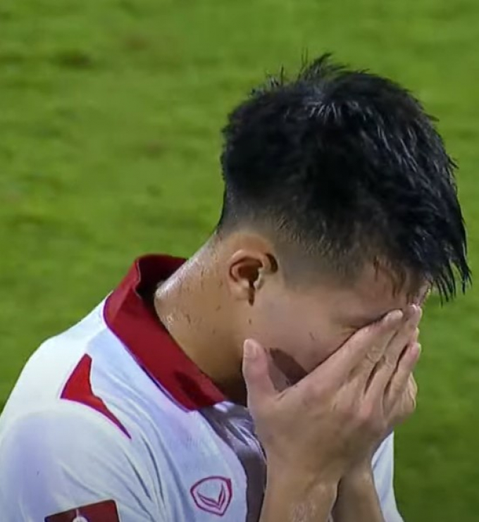Việt Nam mất điểm tiếc nuối, nhiều cầu thủ không kìm được nước mắt