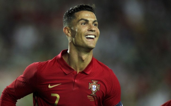 Ronaldo lập 3 kỷ lục cực khủng ngày Bồ Đào Nha đè bẹp Qatar