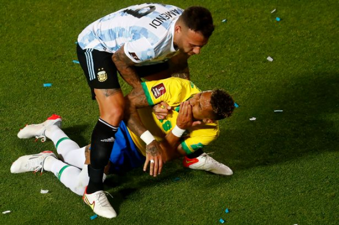 Otamendi ’vừa đấm vừa xoa’ tiền vệ của Brazil