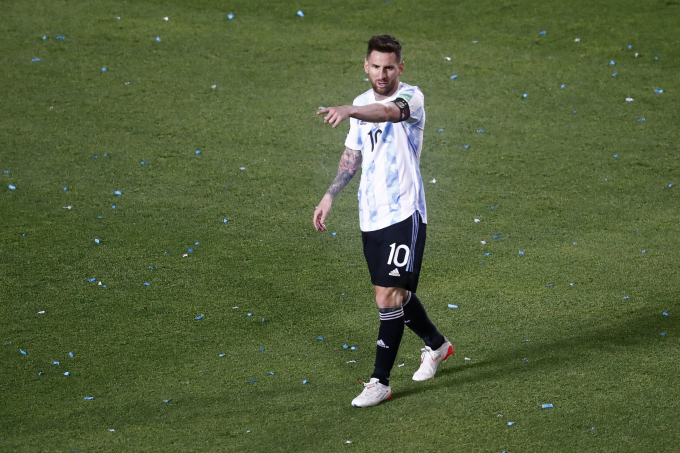 Messi bỗng chốc hóa ‘nai vàng ngơ ngác’ trên sân bóng
