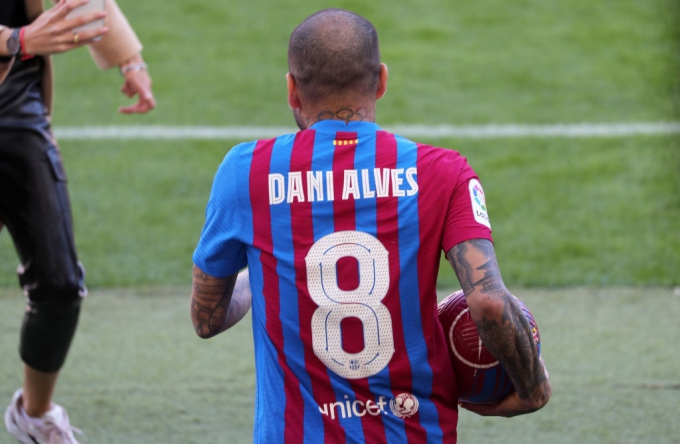 Dani Alves mang phong cách Việt Nam ra mắt Barcelona