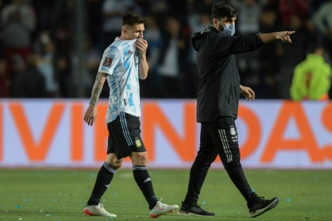 Messi bỗng chốc hóa ‘nai vàng ngơ ngác’ trên sân bóng