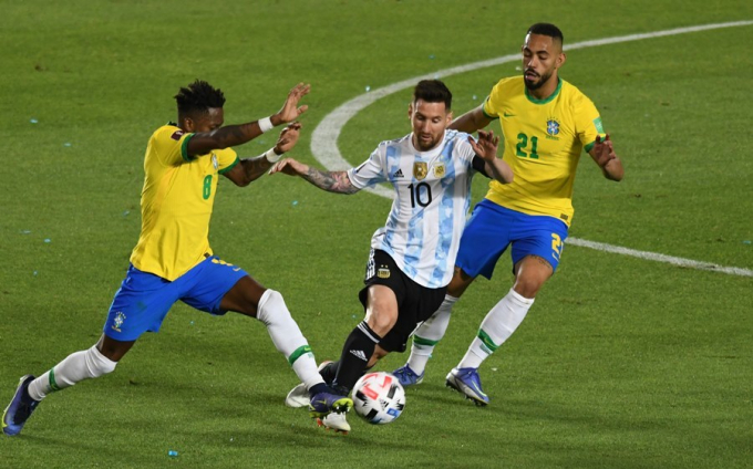 Otamendi ’vừa đấm vừa xoa’ tiền vệ của Brazil