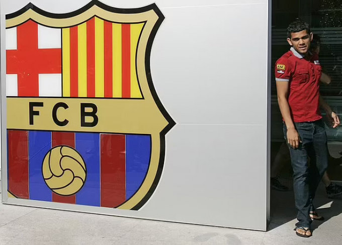 Dani Alves mang phong cách Việt Nam ra mắt Barcelona