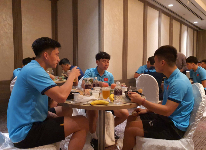 NÓNG! Nước chủ nhà AFF Cup 2021 <b>yêu cầu ĐT Việt Nam ăn cơm hộp</b>