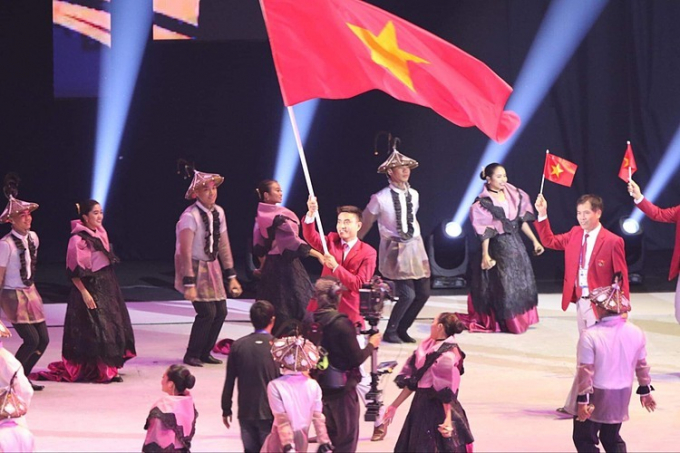 Tất tần tật về hot boy cầm cờ cho thể thao Việt Nam ở khai mạc SEA Games 31