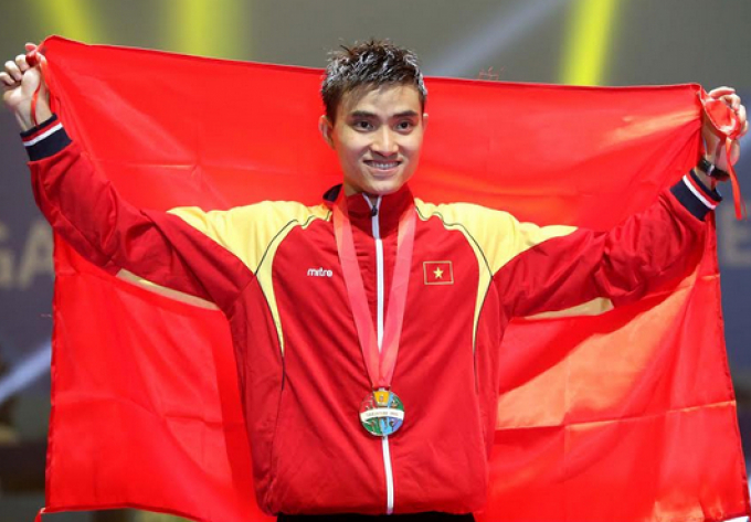 Tất tần tật về hot boy cầm cờ cho thể thao Việt Nam ở khai mạc SEA Games 31