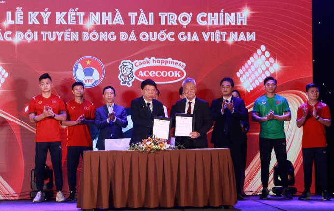 Bóng đá Việt Nam ký tiếp hợp với nhà tài trợ ’mì gói’