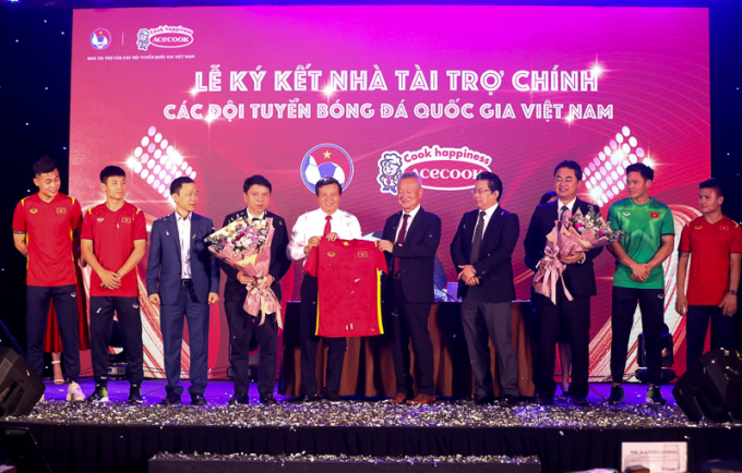 Bóng đá Việt Nam ký tiếp hợp với nhà tài trợ ’mì gói’
