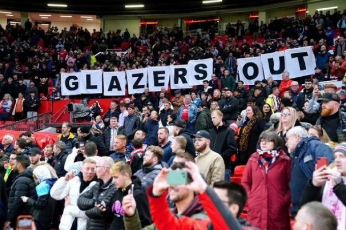 Fan MU biểu tình nhà Glazer, không vào sân trận gặp Chelsea