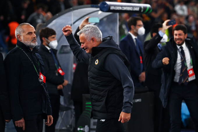 Jose Mourinho xúc động bật khóc, cùng Roma lập kỷ lục siêu đẳng ở châu Âu