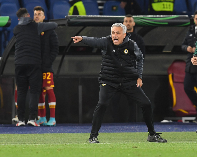 Jose Mourinho xúc động bật khóc, cùng Roma lập kỷ lục siêu đẳng ở châu Âu