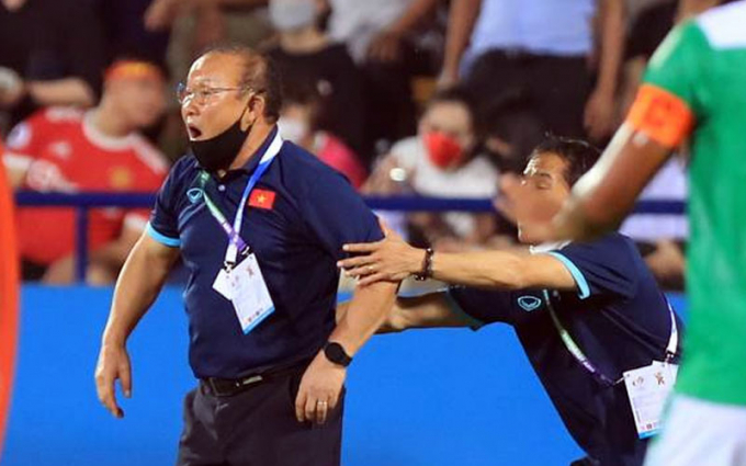 Thầy Park phát hỏa khi Văn Tùng bị cầu thủ U23 Indonesia tung cước vào đầu