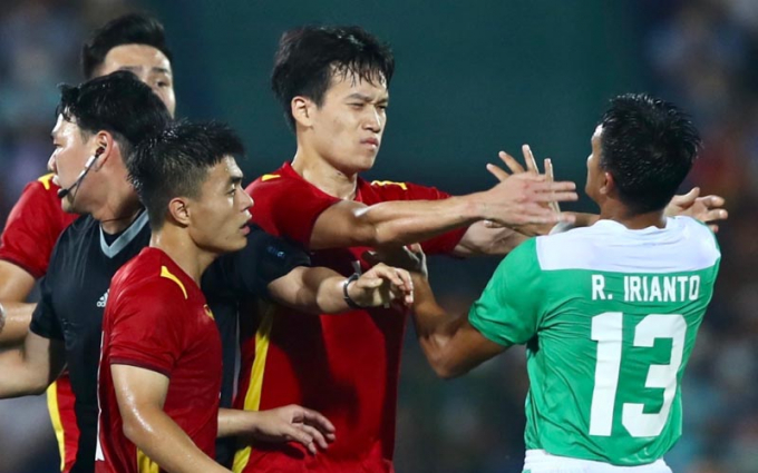 Thầy Park ’phát hỏa’ khi Văn Tùng bị cầu thủ U23 Indonesia tung cước vào đầu