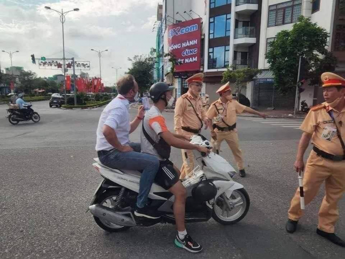 Xôn xao hình ảnh HLV U23 Thái Lan bị cảnh sát giao thông Việt Nam túm gọn