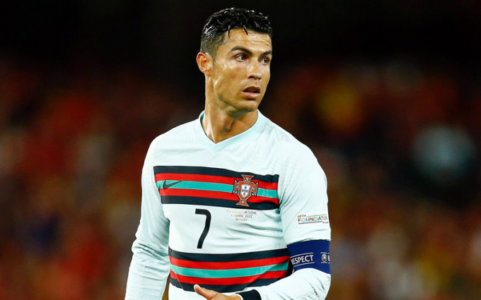 Ronaldo sắm vai đặc vụ, giúp MU chiêu mộ ’hòn đá tảng’