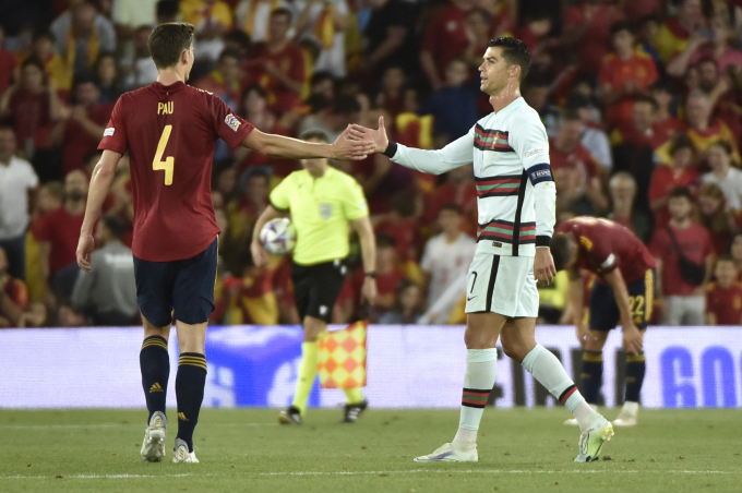 Ronaldo sắm vai đặc vụ, giúp MU chiêu mộ ’hòn đá tảng’
