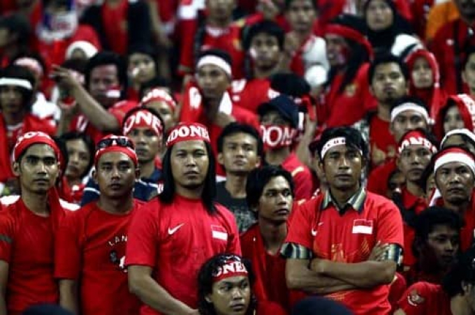 Hai CĐV đi xem bóng đá Indonesia và nhận cái kết không mong muốn