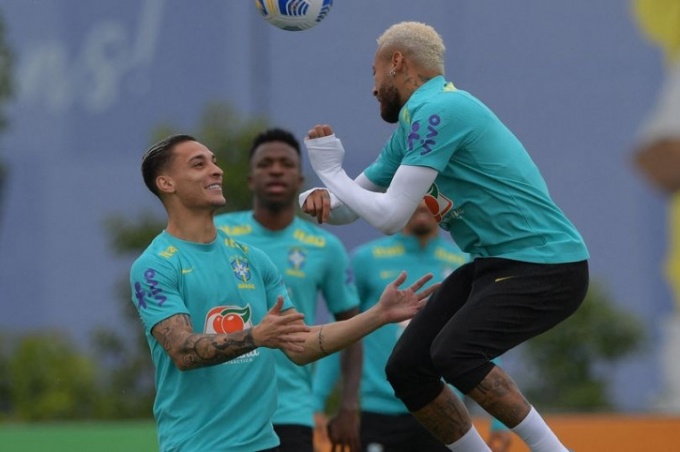 Mục tiêu của MU sánh ngang với Neymar và Vinicius