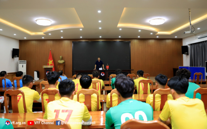 Quyền chủ tịch VFF Trần Quốc Tuấn thăm và động viên U19 Quốc gia