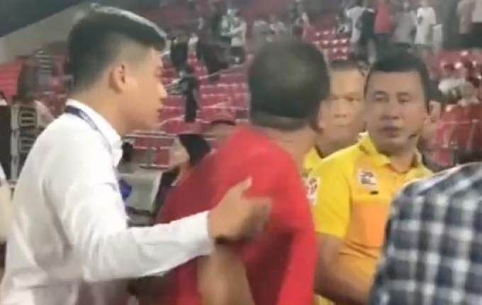 Bị CĐV bóp cổ và phun nước bọt vào mặt, trọng tài V-League nói lời thật lòng