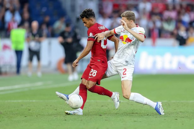 CĐV Liverpool phát cuồng vì tân binh trong trận thua Salzburg