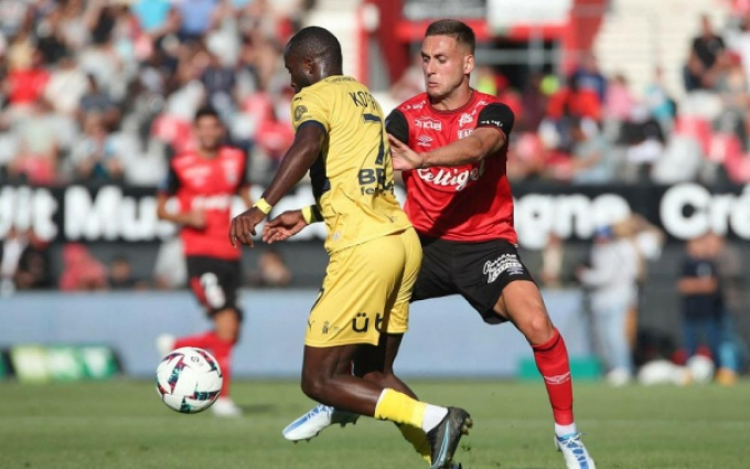 Quang Hải ra mắt Ligue 2 trong ngày Pau FC đại bại