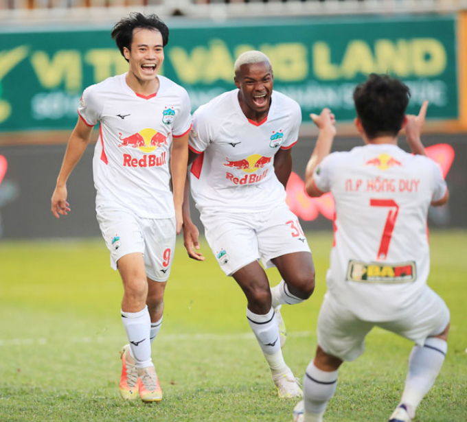 Tái xuất V-League, Lê Huỳnh Đức ngay lập tức đối đầu với kỳ phùng địch thủ