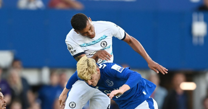 CĐV Chelsea buồn vui lẫn lộn khi chứng kiến phong độ của Thiago Silva