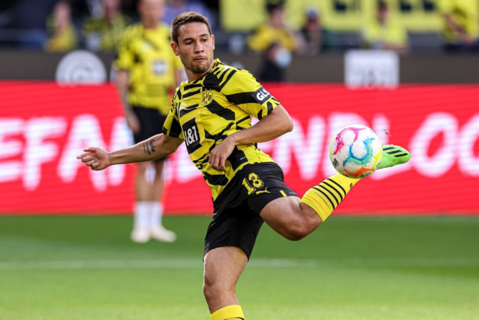 Man City chiêu mộ thêm hậu vệ cánh Raphael Guerreiro từ Dortmund