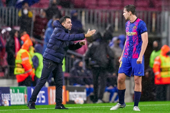 Xavi tự hào với quyết định dũng cảm của học trò; Umtiti rơi nước mắt vì Barca