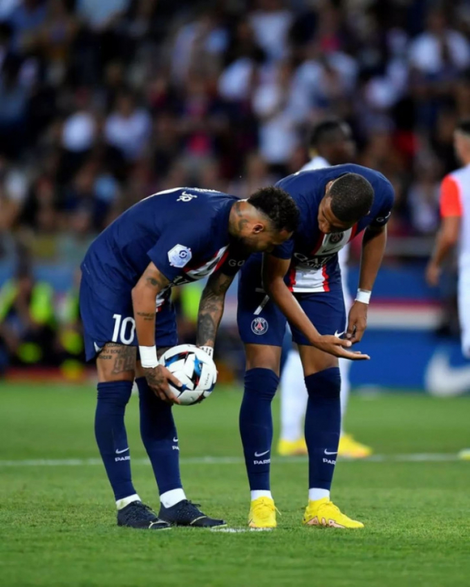 Không phải Mbappe và Neymar, HLV PSG hé lộ cầu thủ đá phạt đền